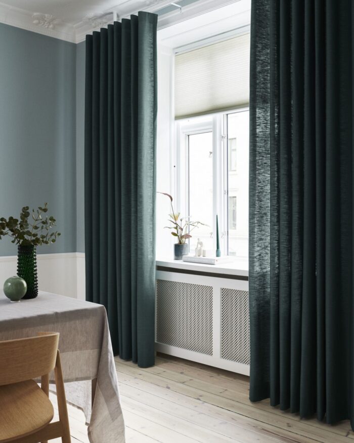 Wavegardin / loungegardin monterat i takskena - Luxaflex - Ode