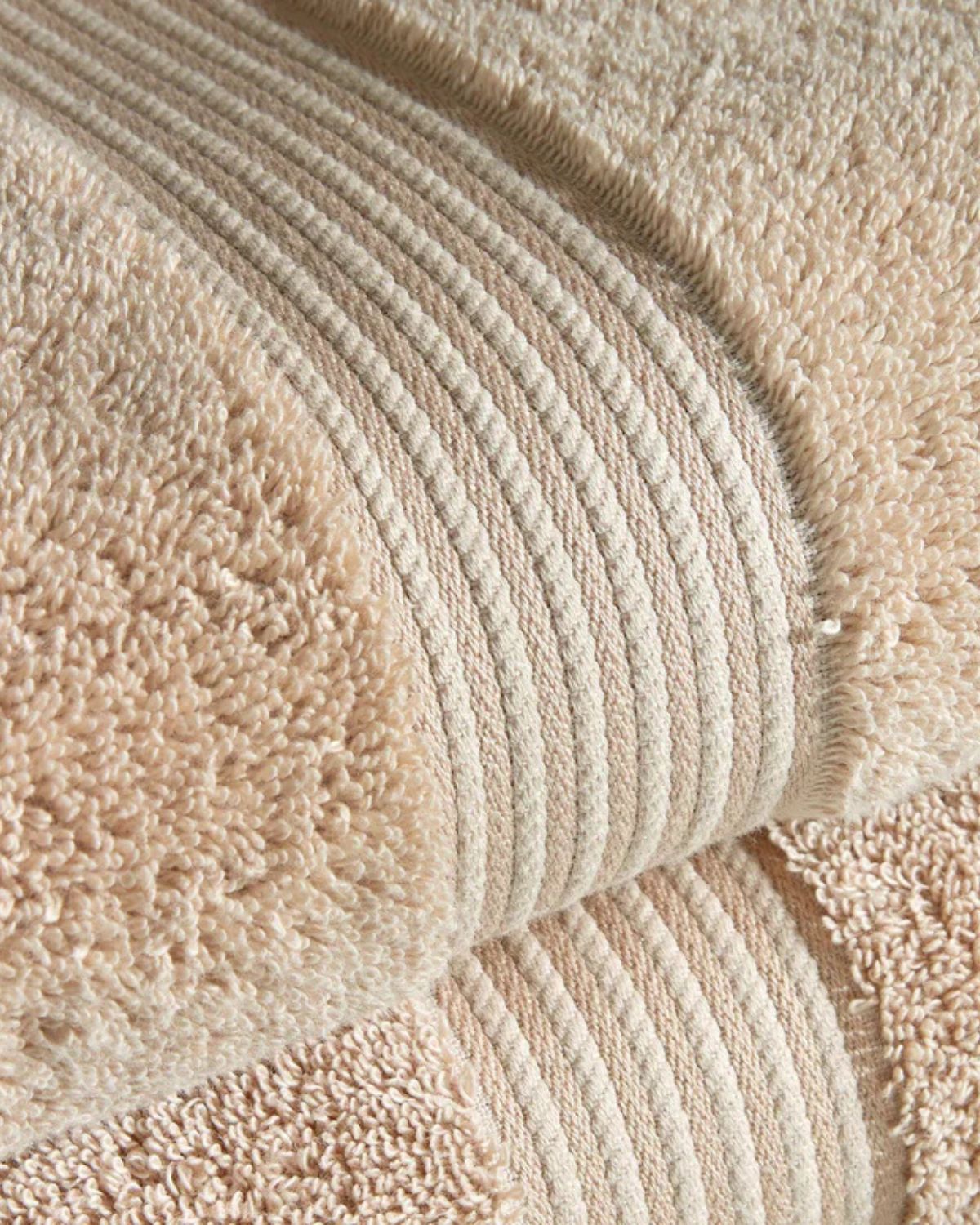 Beige handduk i suprima-bomull - Mjuk & tjock - Premium - Supreme från Christy - detaljer