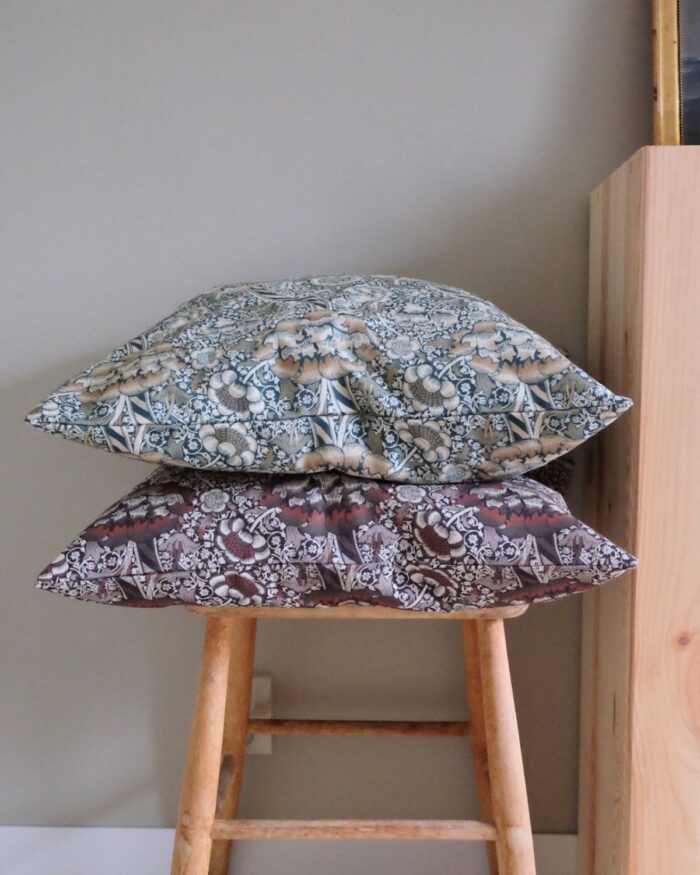 Blommiga kuddfodral - 50x50 cm - Christo Cover Pagunette - röd & grön
