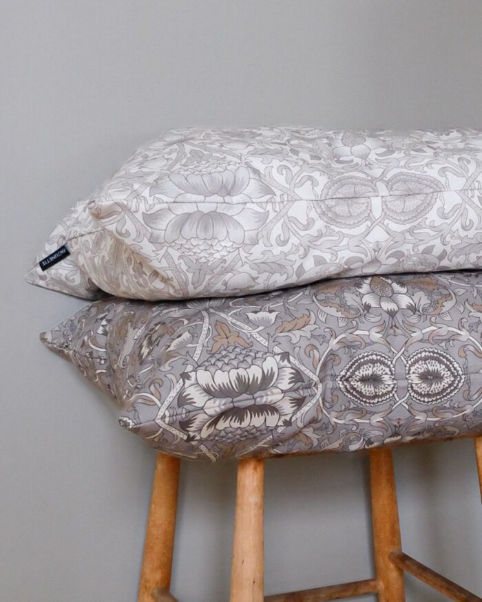 Blommiga kuddfodral 50x50cm Calico Cover - vit & grå