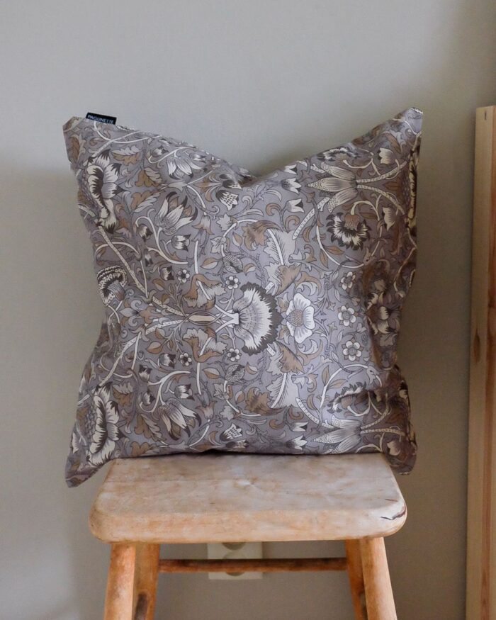 Blommigt kuddfodral 50x50cm Calico Cover - grå:lila
