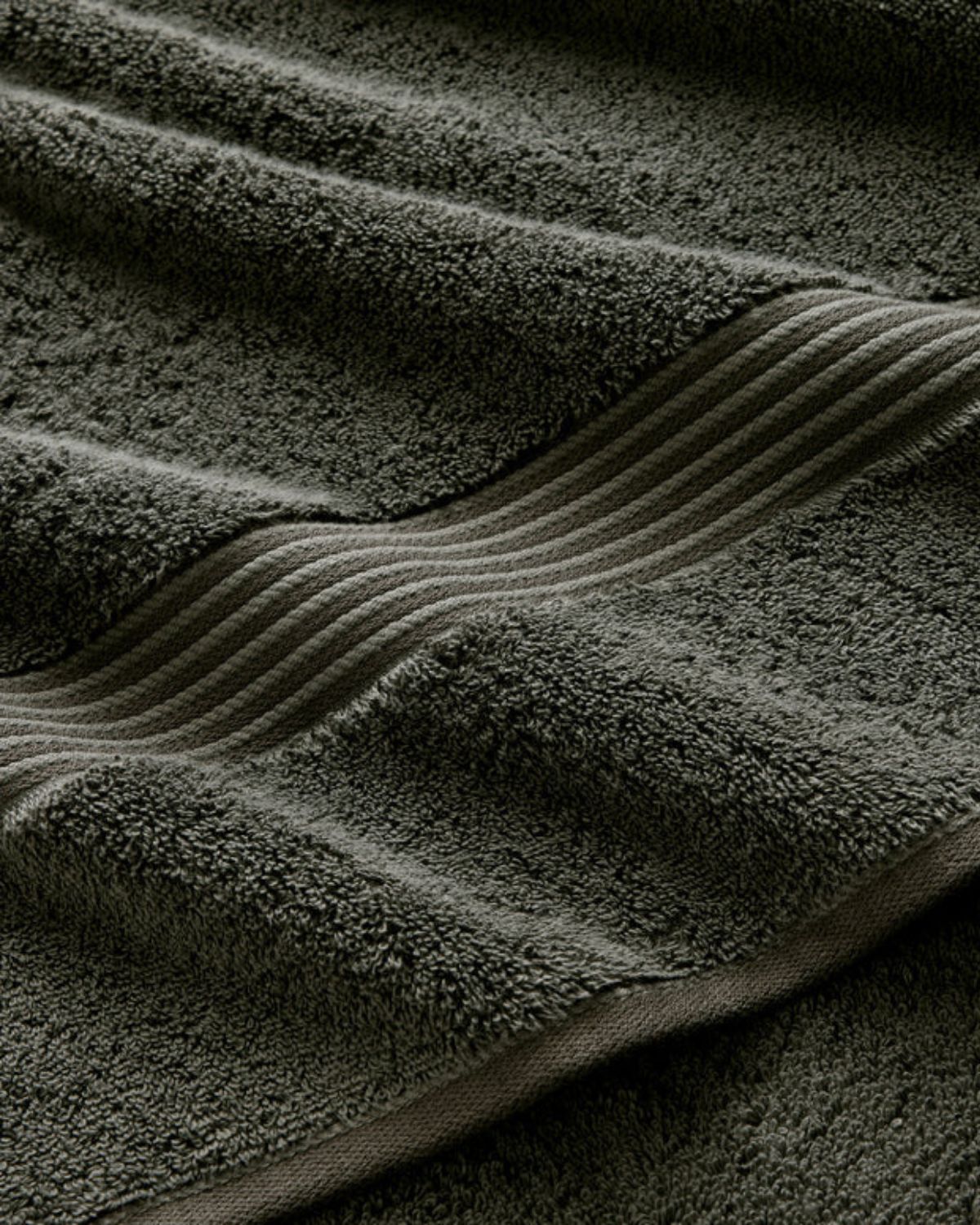 Mörkgrå handduk i suprima-bomull - premium - Supreme från Christy - mjuka & tjocka handdukar