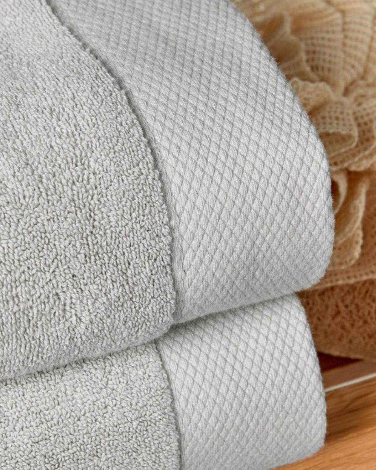 Handduk i 100% turkisk bomull - ljusgrå - Premium - Luxe från Christy - närbild Handduk i 100% turkisk bomull - ljusgrå - Premium - Luxe från Christy - närbild