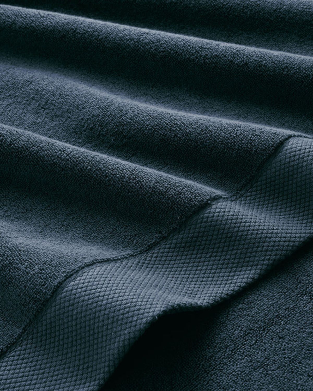 Mörkblå handduk i 100% turkisk bomull - Premium - Luxe från Christy - detaljbild Mörkblå handduk i 100% turkisk bomull - Premium - Luxe från Christy - detaljbild