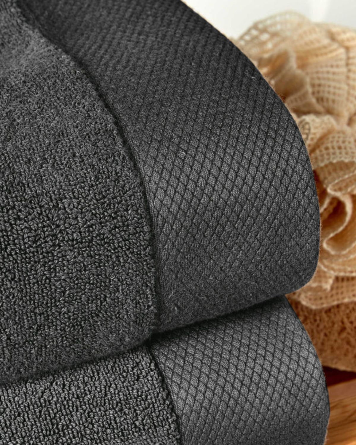 Mörkgrå handduk i 100% turkisk bomull - Premium - Luxe från Christy - närbild Mörkgrå handduk i 100% turkisk bomull - Premium - Luxe från Christy - närbild