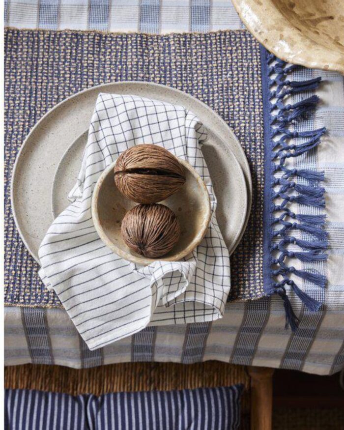 Rutig duk 150x250 cm - Blå_Vit - Quadro - Jakobsdals - dukning