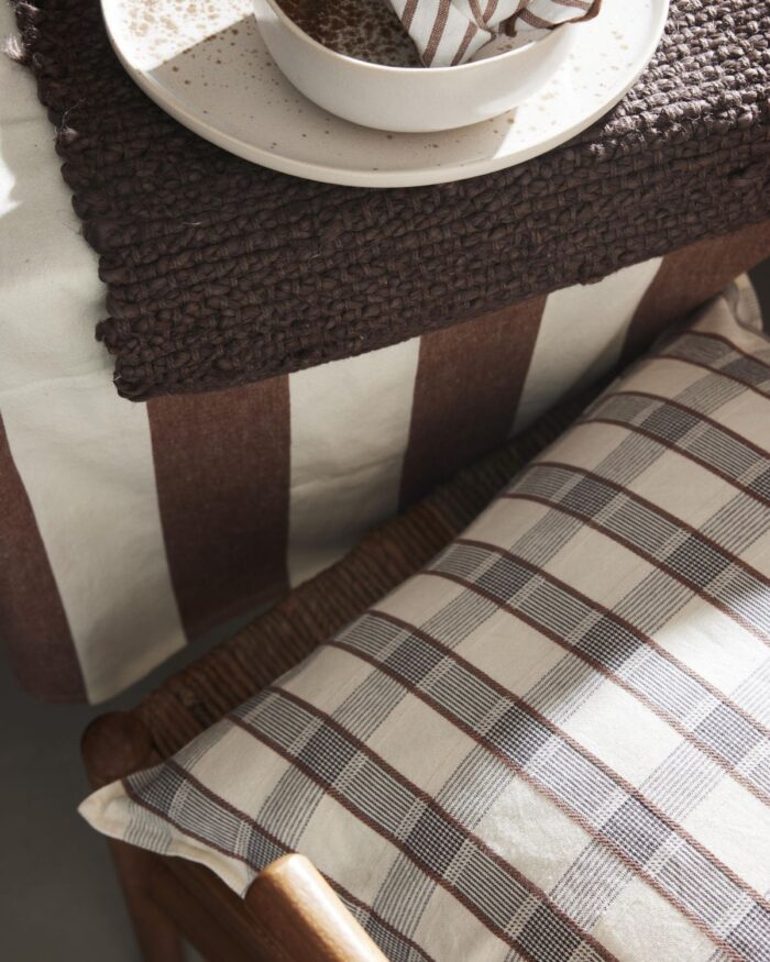 Rutigt kuddfodral 50x50cm - Svart/offwhite - Quadro - Jakobsdals - miljöbild