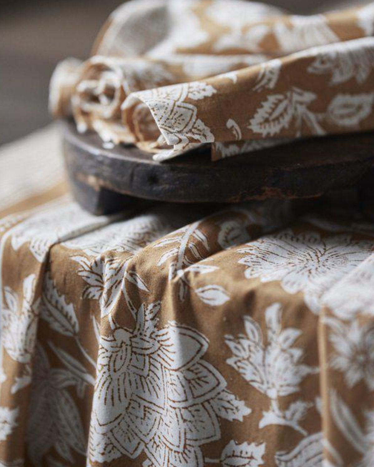 Bordsduk 140x250 cm - Kamel/vit - Yasmine från Boel & Jan - Närbild Bordsduk 140x250 cm - Kamel/vit - Yasmine från Boel & Jan - Närbild