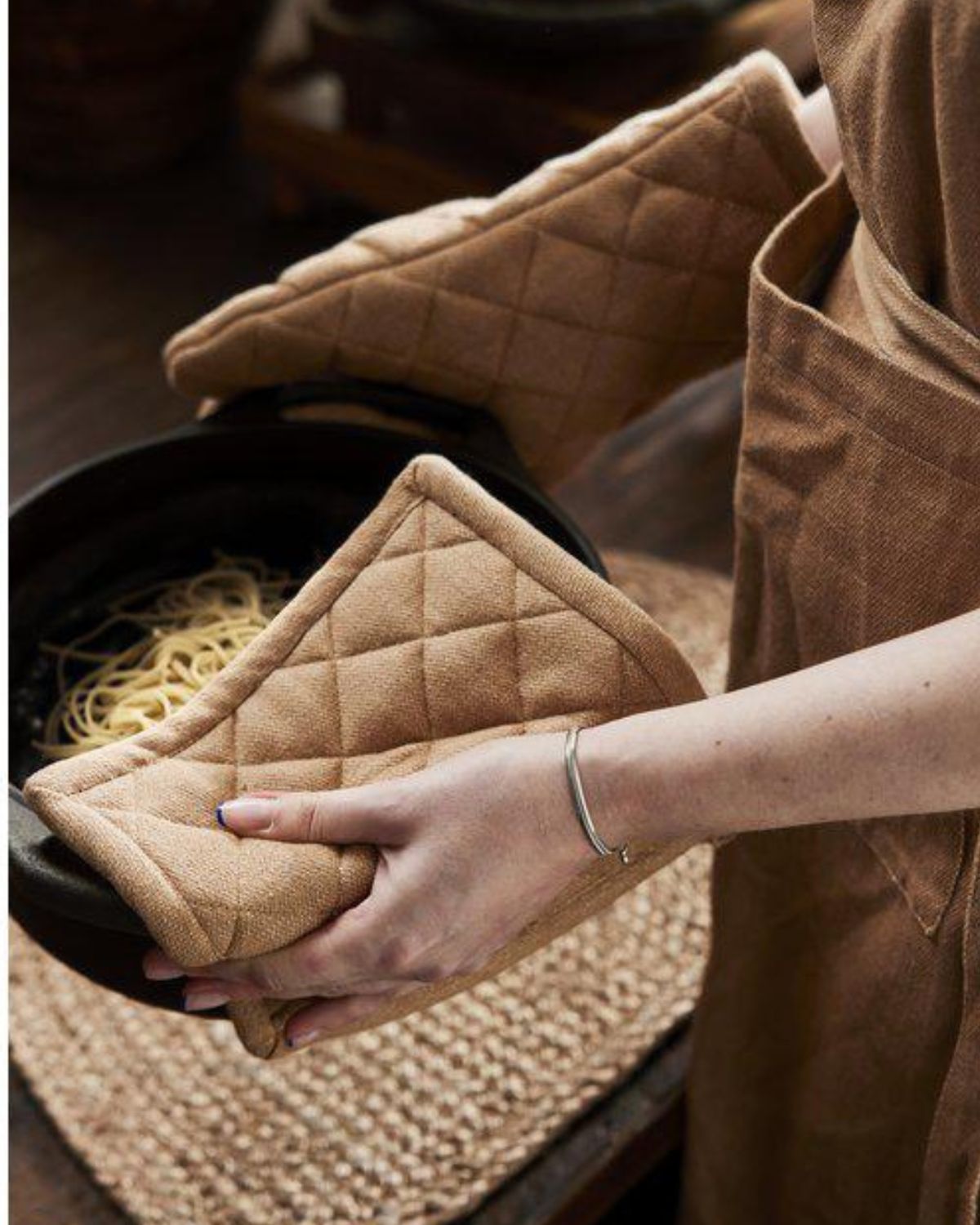 Grytlapp och grytvante - Brun/cognac - Gusto från Jakobsdals - vackra kökstextilier