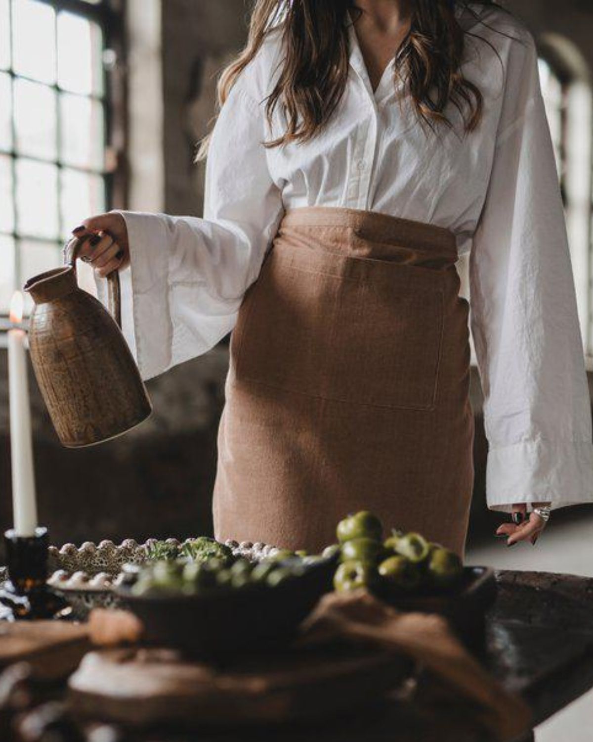 Brunt Midjeförkläde 55x90 cm - Brun/cognac - Gusto Bistro - Jakobsdals - miljöbild