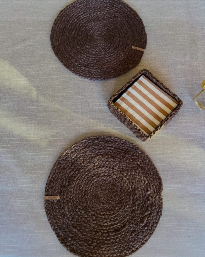 Runda bruna bordstabletter från Boel & Jan