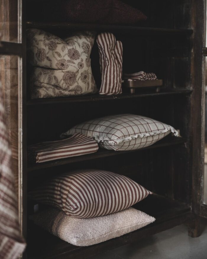 Rutigt kuddfodral i linneblandning 50x50cm - Röd - Checks från Jakobsdals - Miljöbild