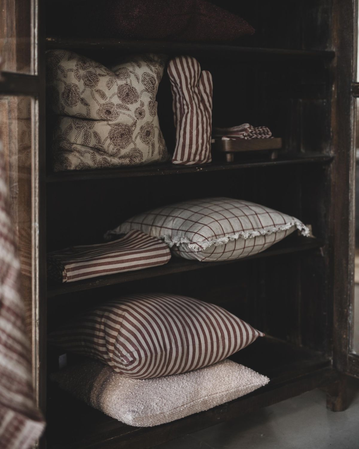 Rutigt kuddfodral i linneblandning 50x50cm - Röd - Checks från Jakobsdals - Miljöbild