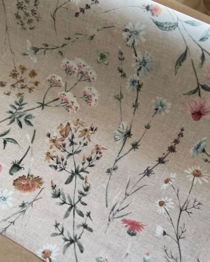 Blommig avtorkningsbar duk på metervara - detaljbild