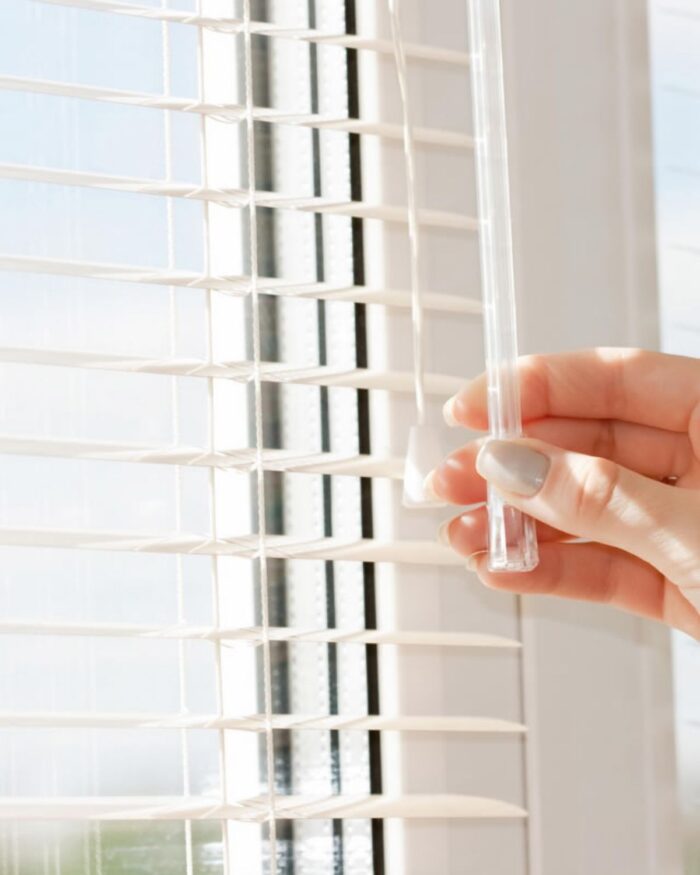 Måttbeställd vit persienn (frihängande) 25 mm - Markisol