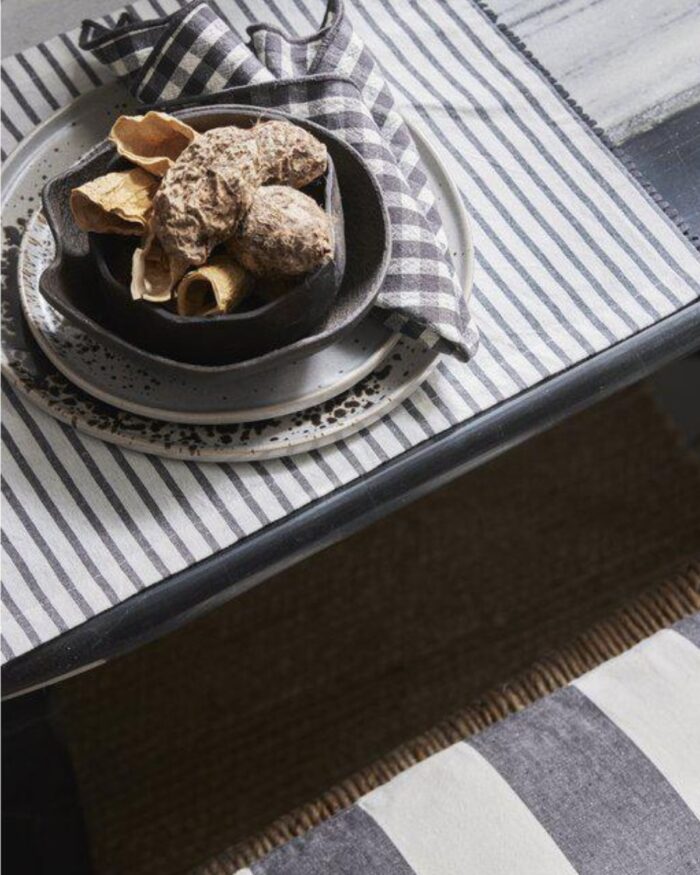 Randig bordstablett Fresco - Svart_offwhite - Jabobsdals - Vacker dukning
